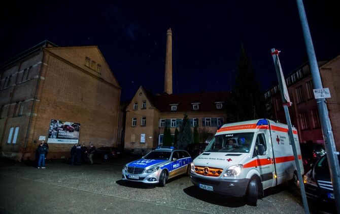 SEK Einsatz im alten Breuninger Areal: VerrÃ¼ckter klettert auf 40m hohen Schornstein und baut Banner und Sonnenschirm auf_12