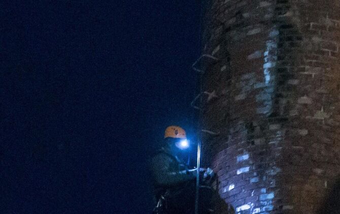 SEK Einsatz im alten Breuninger Areal: VerrÃ¼ckter klettert auf 40m hohen Schornstein und baut Banner und Sonnenschirm auf_16