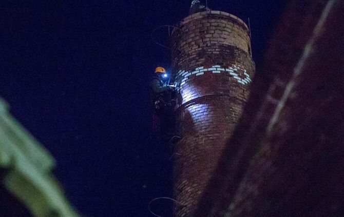 SEK Einsatz im alten Breuninger Areal: VerrÃ¼ckter klettert auf 40m hohen Schornstein und baut Banner und Sonnenschirm auf_18