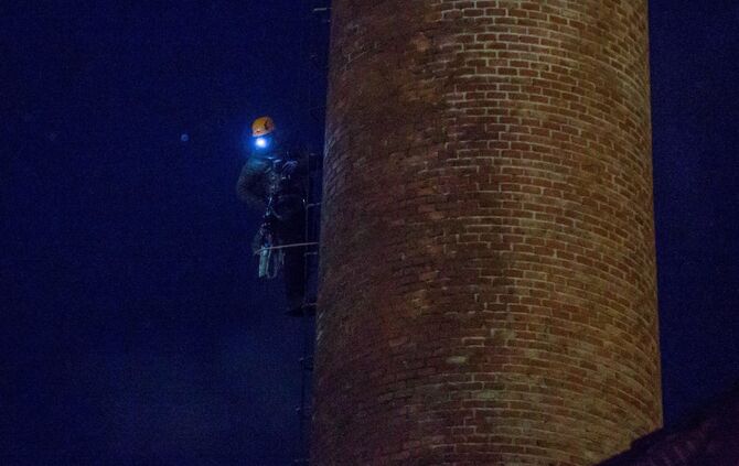 SEK Einsatz im alten Breuninger Areal: VerrÃ¼ckter klettert auf 40m hohen Schornstein und baut Banner und Sonnenschirm auf_19
