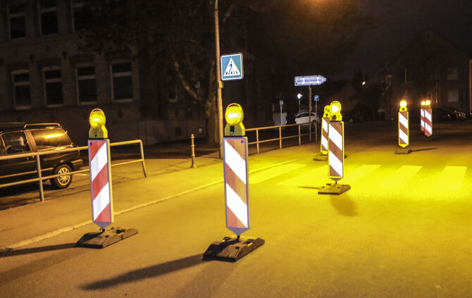 Einsatz der Feuerwehr Urbach am Samstagabend auf der Wittumstraße - Straße in einem Teilbereich abgesenkt - Bild 04_3