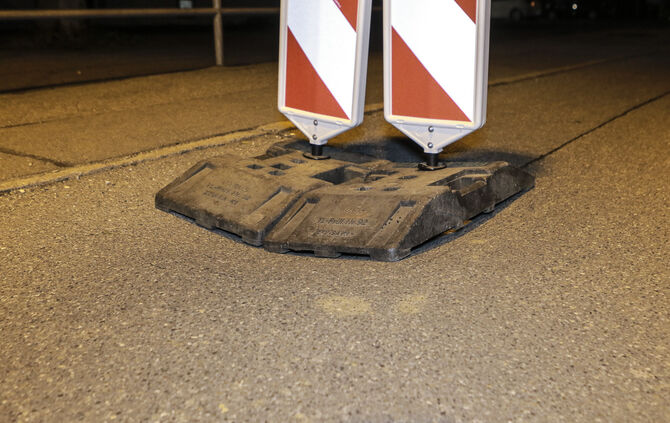 Einsatz der Feuerwehr Urbach am Samstagabend auf der Wittumstraße - Straße in einem Teilbereich abgesenkt - Bild 06_5
