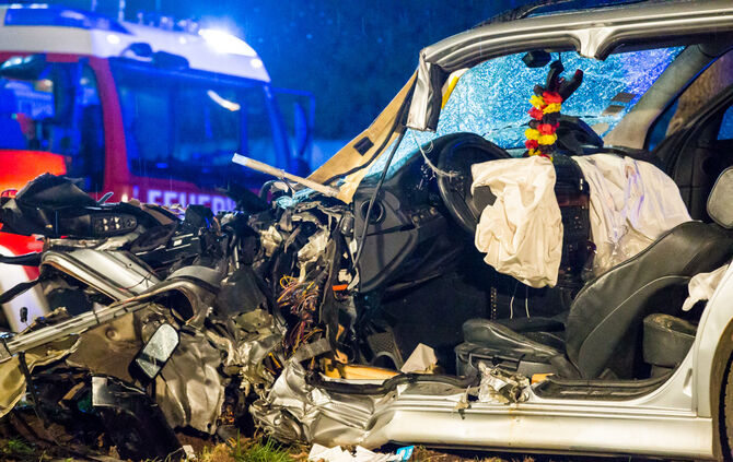 Schwerer Unfall - BMW kam von Fahrbahn ab - Bild 08_0