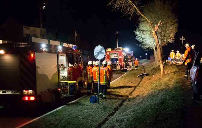 Schwerer Unfall - BMW kam von Fahrbahn ab - Bild 01_1