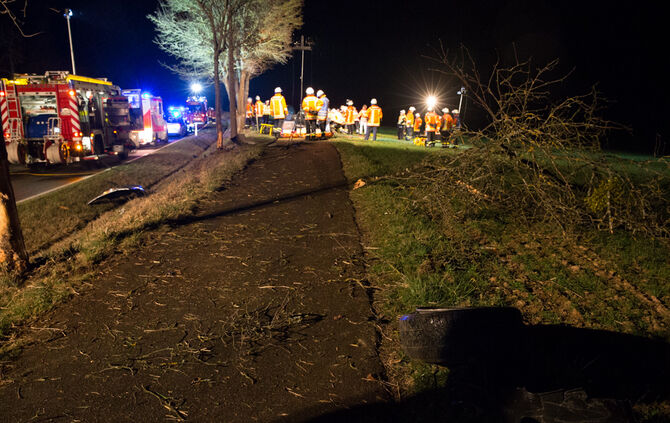 Schwerer Unfall - BMW kam von Fahrbahn ab - Bild 02_2