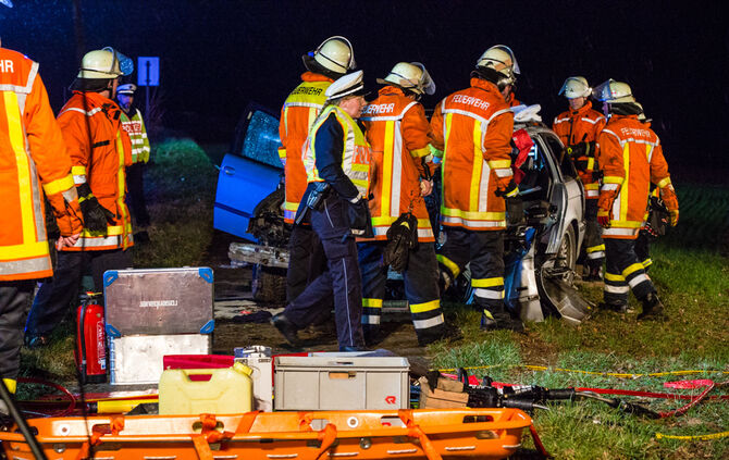Schwerer Unfall - BMW kam von Fahrbahn ab - Bild 03_3