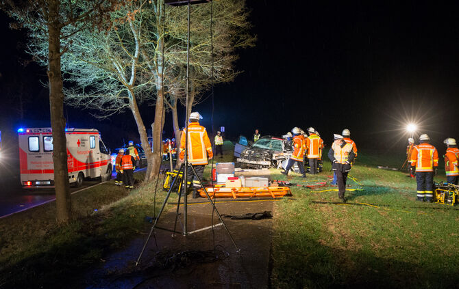 Schwerer Unfall - BMW kam von Fahrbahn ab - Bild 04_4