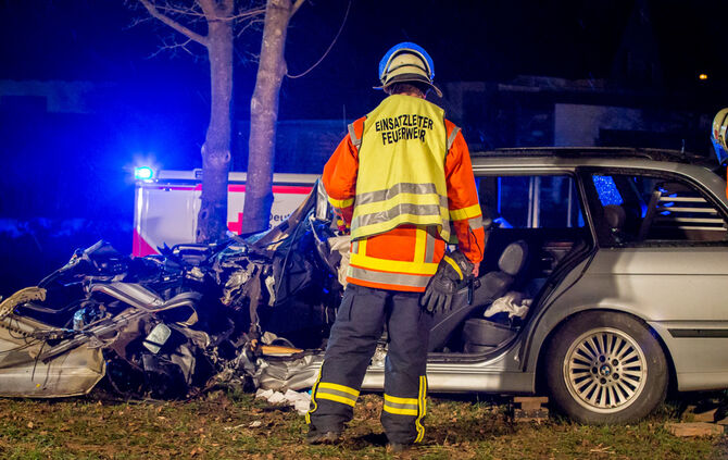 Schwerer Unfall - BMW kam von Fahrbahn ab - Bild 05_5