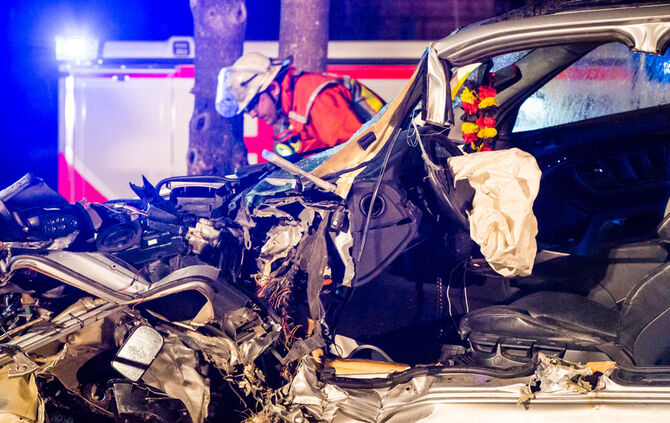 Schwerer Unfall - BMW kam von Fahrbahn ab - Bild 06_6