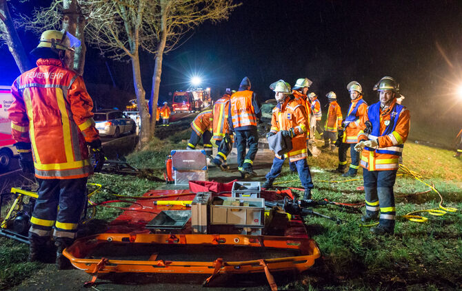 Schwerer Unfall - BMW kam von Fahrbahn ab - Bild 09_7