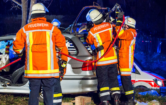 Schwerer Unfall - BMW kam von Fahrbahn ab - Bild 12_9