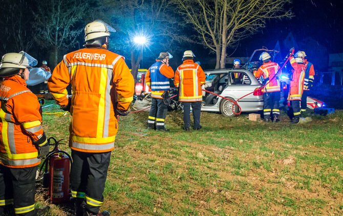 Schwerer Unfall - BMW kam von Fahrbahn ab - Bild 15_10