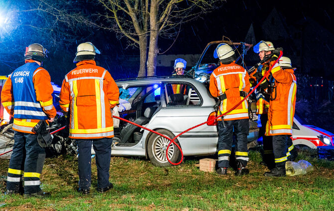 Schwerer Unfall - BMW kam von Fahrbahn ab - Bild 16_11