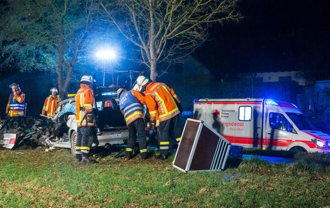 Schwerer Unfall - BMW kam von Fahrbahn ab - Bild 18_12
