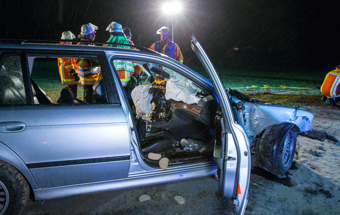 Schwerer Unfall - BMW kam von Fahrbahn ab - Bild 20_13