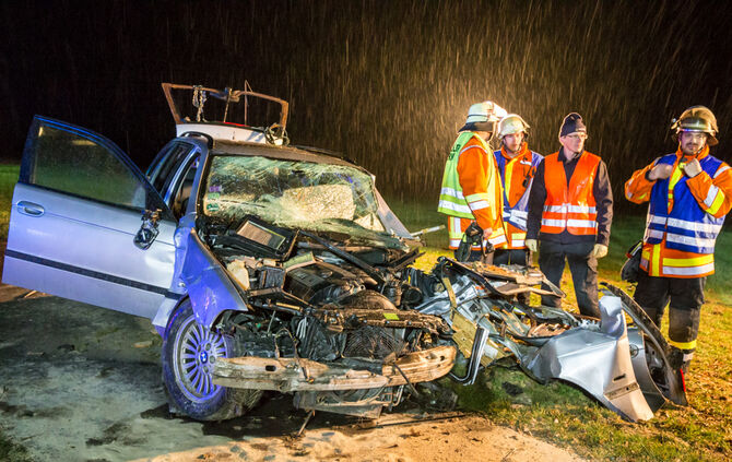 Schwerer Unfall - BMW kam von Fahrbahn ab - Bild 21_14