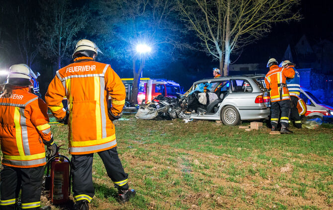 Schwerer Unfall - BMW kam von Fahrbahn ab - Bild 13_17