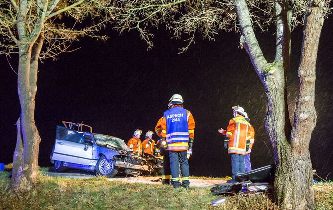 Schwerer Unfall - BMW kam von Fahrbahn ab - Bild 25_18