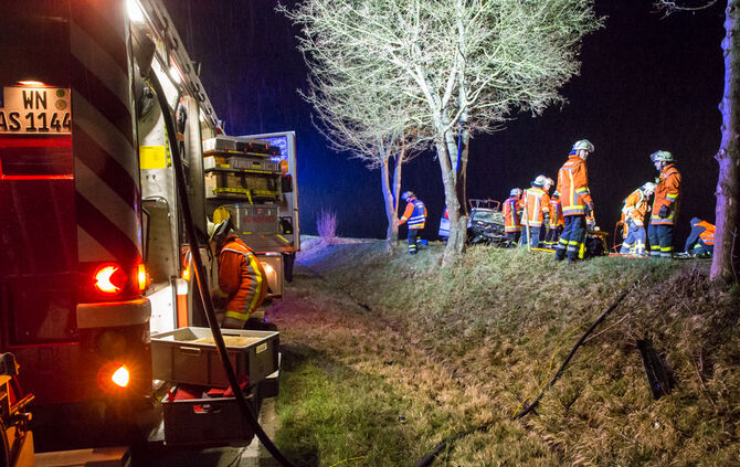 Schwerer Unfall - BMW kam von Fahrbahn ab - Bild 28_19