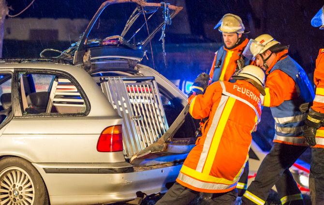 Schwerer Unfall - BMW kam von Fahrbahn ab - Bild 14_21