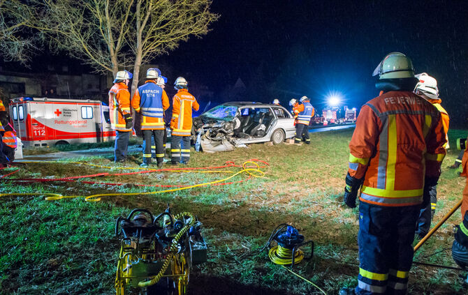 Schwerer Unfall - BMW kam von Fahrbahn ab - Bild 10_22