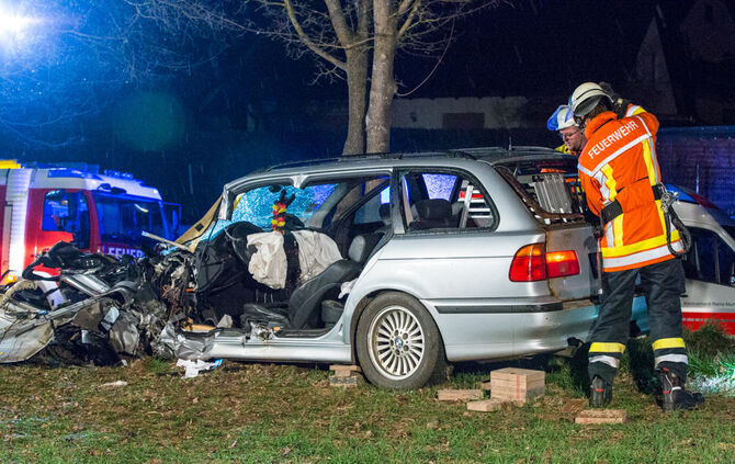 Schwerer Unfall - BMW kam von Fahrbahn ab - Bild 07_24