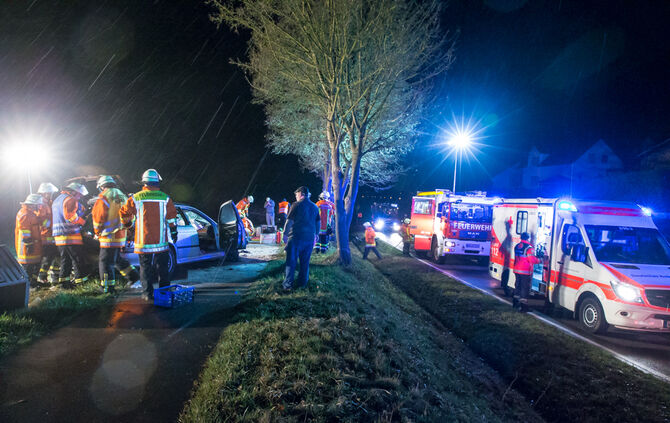Schwerer Unfall - BMW kam von Fahrbahn ab - Bild 19_25