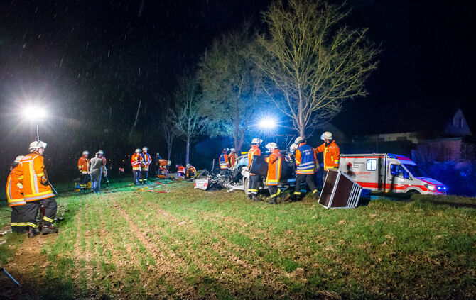Schwerer Unfall - BMW kam von Fahrbahn ab - Bild 17_26