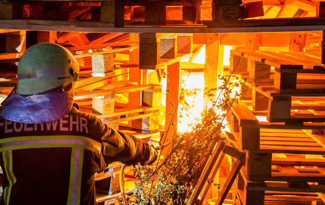 Sonnwendfeier und -feuer der Feuerwehr - Bild 13_13