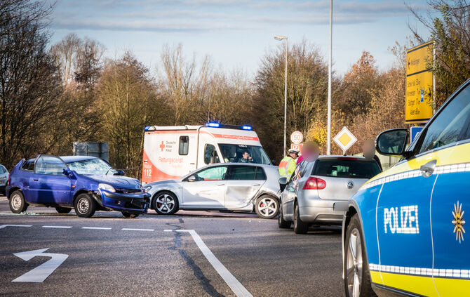 Unfall Waiblingen Schwerverletzter Auto Feuerwehr Krankenwagen Polizei_4