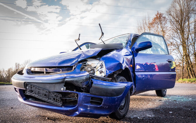 Unfall Waiblingen Schwerverletzter Auto Feuerwehr Krankenwagen Polizei_5