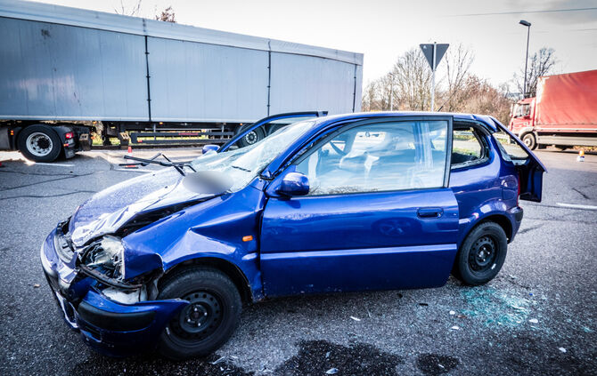 Unfall Waiblingen Schwerverletzter Auto Feuerwehr Krankenwagen Polizei_6