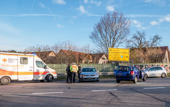 Unfall Waiblingen Schwerverletzter Auto Feuerwehr Krankenwagen Polizei_7