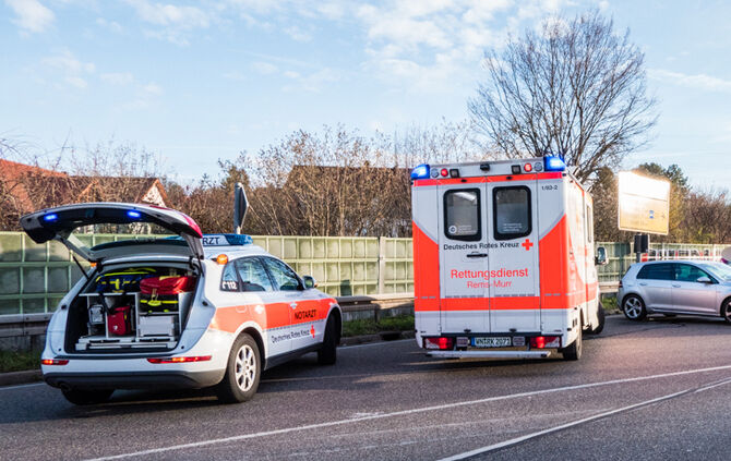 Unfall Waiblingen Schwerverletzter Auto Feuerwehr Krankenwagen Polizei_8
