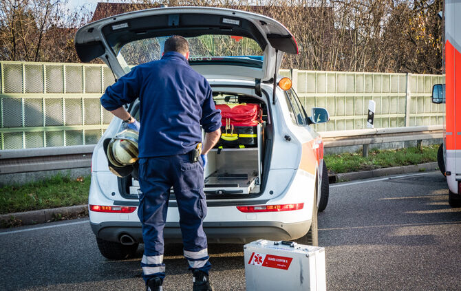 Unfall Waiblingen Schwerverletzter Auto Feuerwehr Krankenwagen Polizei_9