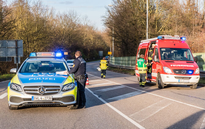Unfall Waiblingen Schwerverletzter Auto Feuerwehr Krankenwagen Polizei_10