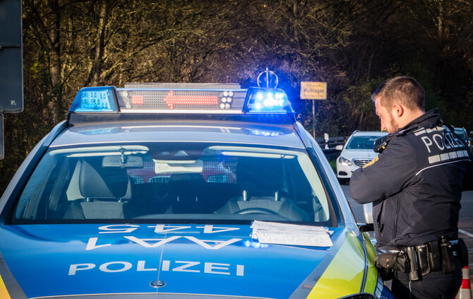 Unfall Waiblingen Schwerverletzter Auto Feuerwehr Krankenwagen Polizei_11