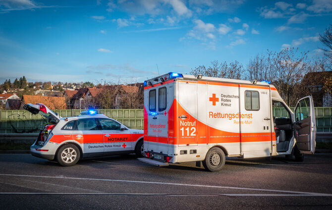 Unfall Waiblingen Schwerverletzter Auto Feuerwehr Krankenwagen Polizei_12