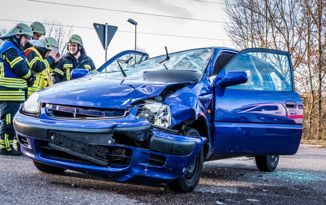 Unfall Waiblingen Schwerverletzter Auto Feuerwehr Krankenwagen Polizei_13