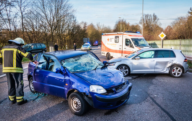 Unfall Waiblingen Schwerverletzter Auto Feuerwehr Krankenwagen Polizei_15