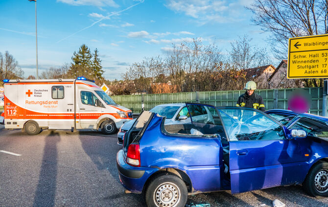 Unfall Waiblingen Schwerverletzter Auto Feuerwehr Krankenwagen Polizei_16