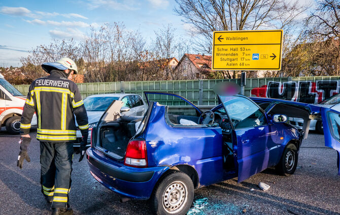 Unfall Waiblingen Schwerverletzter Auto Feuerwehr Krankenwagen Polizei_17