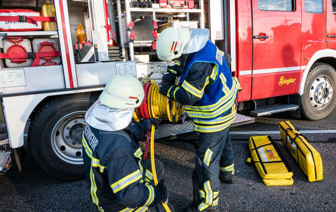 Unfall Waiblingen Schwerverletzter Auto Feuerwehr Krankenwagen Polizei_18