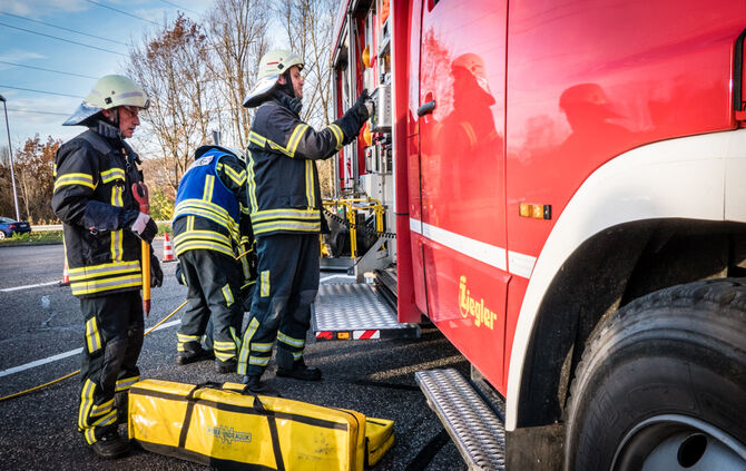 Unfall Waiblingen Schwerverletzter Auto Feuerwehr Krankenwagen Polizei_19