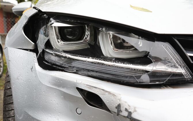 Bagatellunfall Blechschaden Unfall Schaden Blaulicht Polizei Symbol Symbolbild symbolfoto