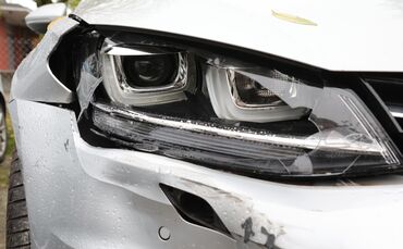 Bagatellunfall Blechschaden Unfall Schaden Blaulicht Polizei Symbol Symbolbild symbolfoto