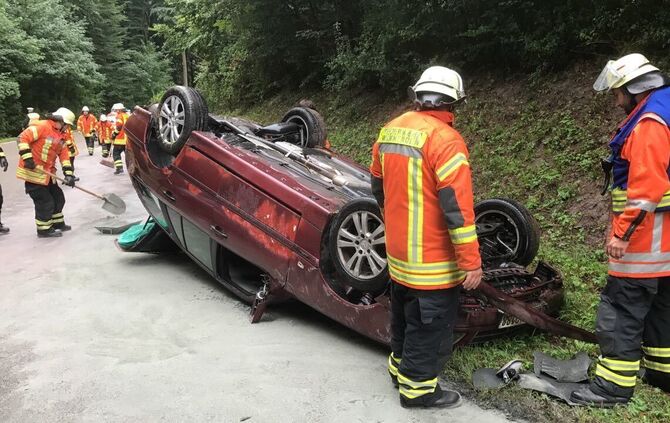 Auto landet auf dem Dach_0