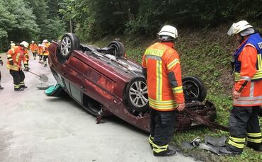 Auto landet auf dem Dach_0