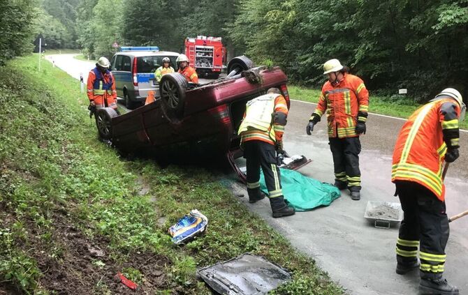 Auto landet auf dem Dach_1