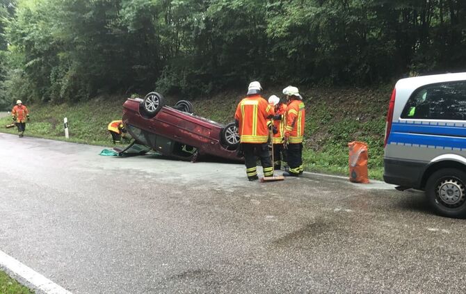 Auto landet auf dem Dach_3